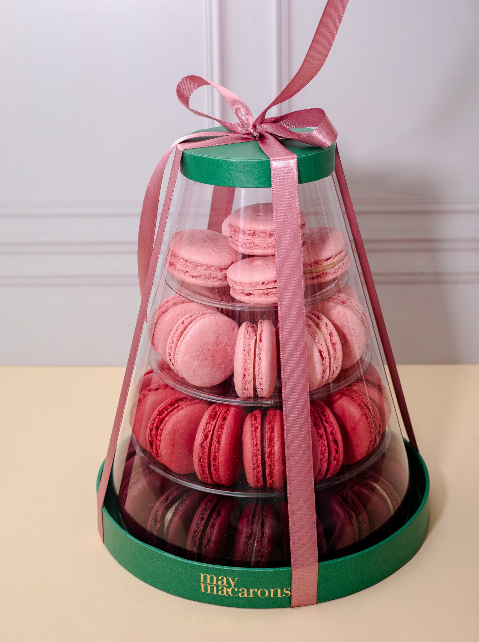 Caixa torre de macarons degradê com 4 andares e 45 unidades